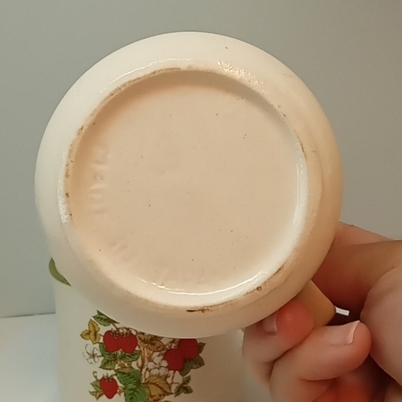 Vintage Retro strawberry design cream & sugar set, Made in Japan. No flaws - Picture 5 of 7